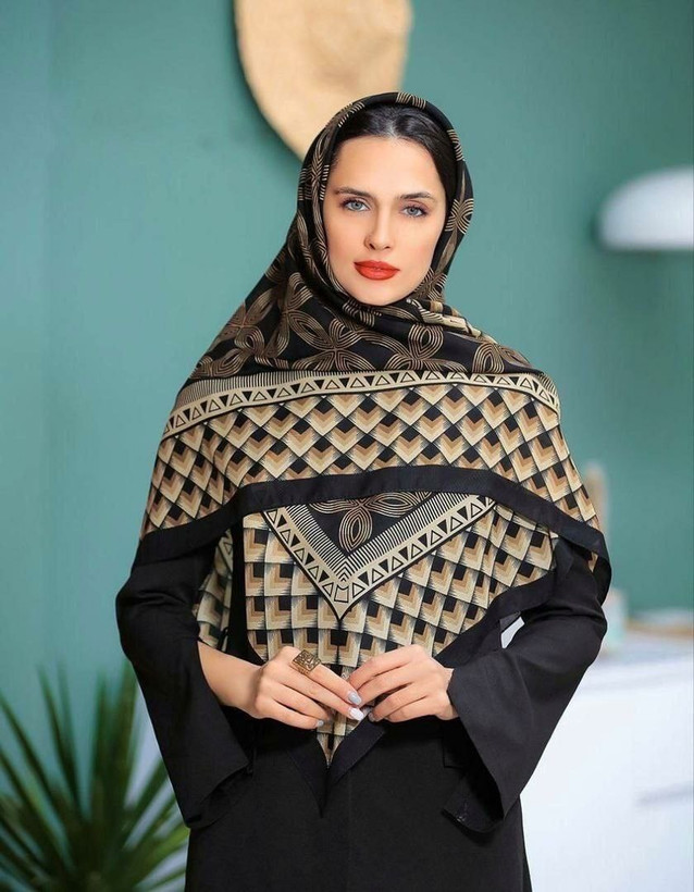 روسری حریر کرپ لب دوخت مشکی کرم