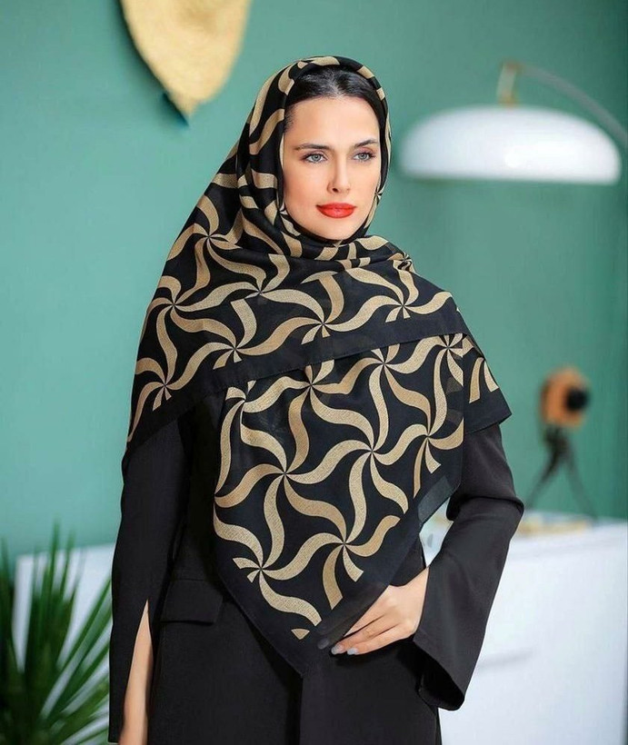 روسری حریر کرپ لب دوخت مشکی کرم