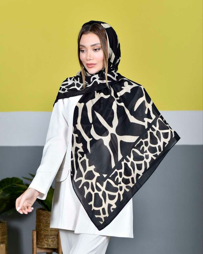 روسری حریر کرپ لب دوخت مشکی کرم