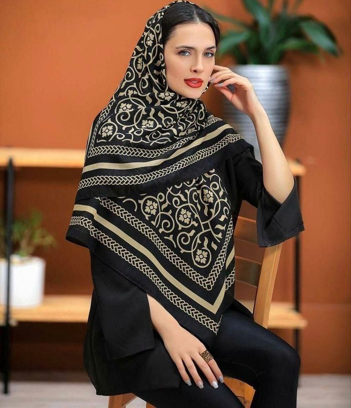 روسری حریر کرپ لب دوخت مشکی کرم