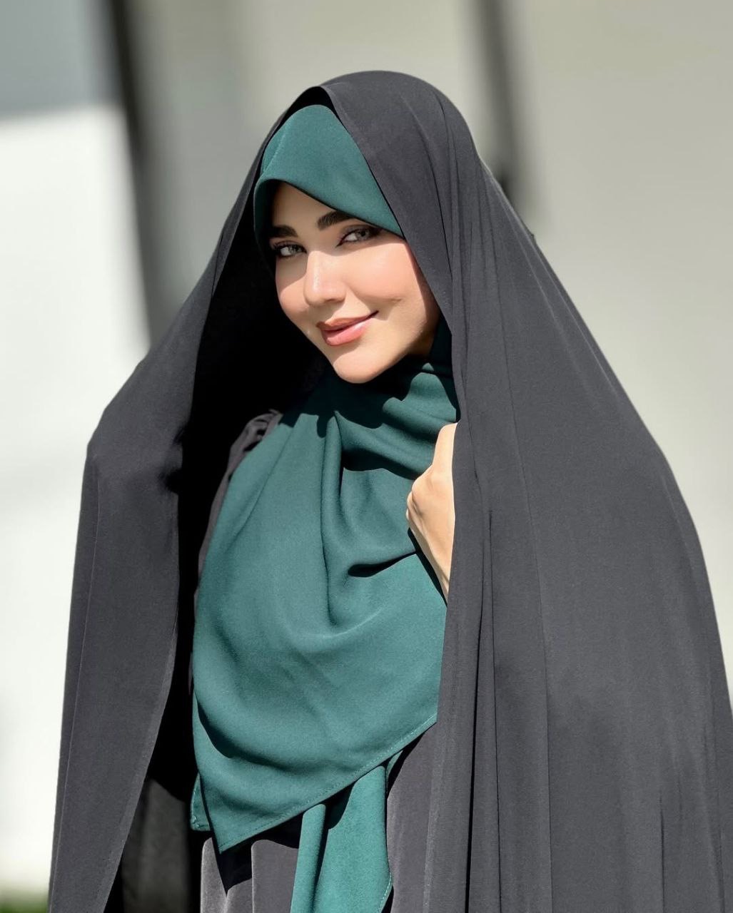 روسری حریر شکری قواره ۱۲۵ با ایستایی و جنس عالی
