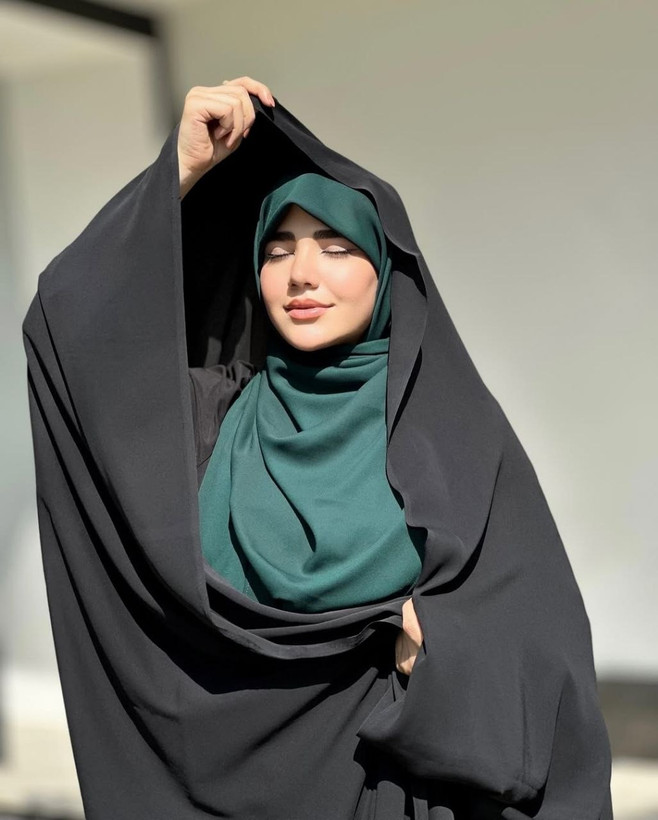 روسری حریر شکری قواره ۱۲۵ با ایستایی و جنس عالی