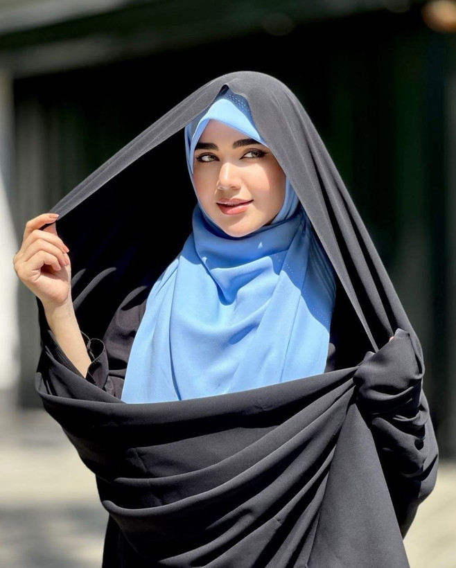 روسری حریر شکری قواره ۱۲۵ با ایستایی و جنس عالی